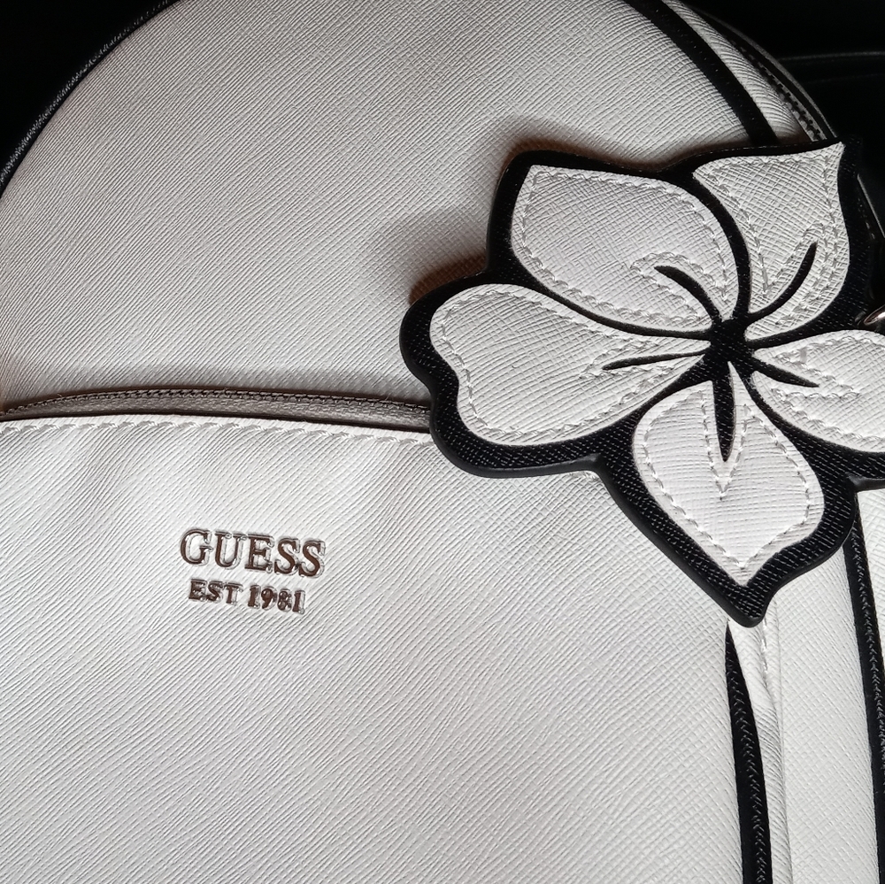 Guess Backpack🌸🌿